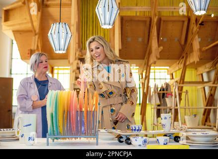 La reine Maxima des pays-Bas à la Fondazione Riccardo Catella à Milan, sur 18 avril 2023, pour visiter une exposition sur l'utilisation des matériaux et les applications innovantes des techniques traditionnelles. Elle rencontre plusieurs designers hollandais ici, pendant la semaine du design de Milan 2023 photo: Albert Nieboer / pays-Bas OUT / point de vue OUT Banque D'Images