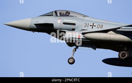 Avion de chasse Eurofighter de la Force aérienne allemande, un avion de chasse Typhoon de TLG-71 Richthofen arrivant à la base aérienne de Leeuwarden. Pays-Bas - 19 avril 2018 Banque D'Images