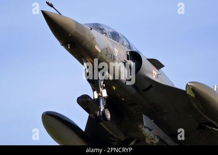 Avion de chasse Dassault Mirage 2000 de la Force aérienne française arrivant à la base aérienne de Leeuwarden. Pays-Bas - 19 avril 2018 Banque D'Images