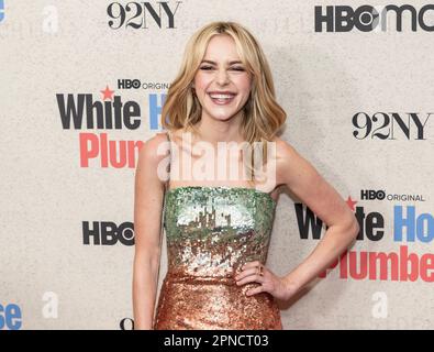 Kiernan Shipka portant la robe d'Oscar de la Renta participe à la première de la série télévisée "White House Plumbers" de HBO à 92Y à New York sur 17 avril 2023 Banque D'Images