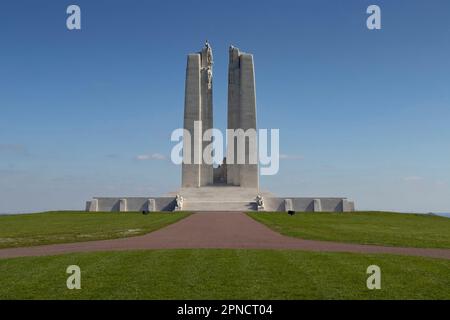 LENS, FRANCE, 3 AVRIL 2023 : vue de face du Mémorial national du Canada à Vimy, près de Vimy, France. Conçu par Walter Seymour Allward IT Banque D'Images