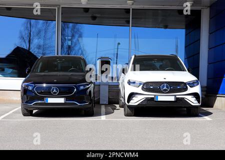 Vus électrique à batterie Mercedes-Benz EQA 250 noir année 2023 et nouveau vus Mercedes-Benz 4MATIC blanc avec gril diamant. Salo, Finlande. 10 avril 2023. Banque D'Images