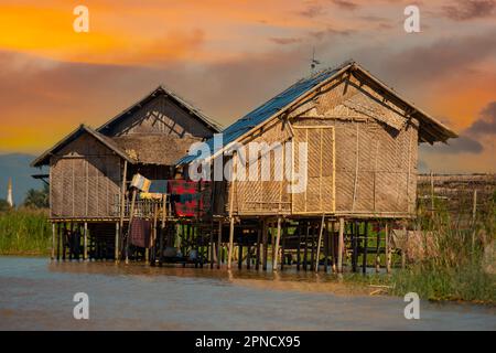 Mandalay, Myanmar, 22 novembre 2016 : lac Inle et bateaux à moteur, Myanmar, Birmanie Banque D'Images