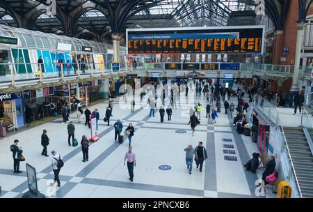 Le Concourse principal à la gare de Liverpool Street, Londres, Royaume-Uni Banque D'Images