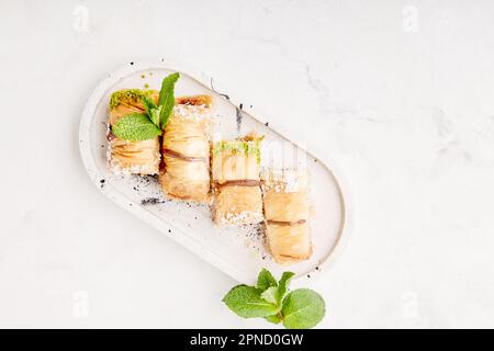 Un des plus beaux desserts de la cuisine turque - baklava avec pistache. Dessert turc traditionnel baklava. Banque D'Images