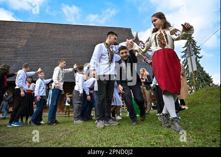 LVIV, UKRAINE - 16 AVRIL 2023 - les jeunes dansent pendant la fête de Pâques au Musée Klymentii Sheptytskyi de l'architecture populaire et de la vie (She Banque D'Images