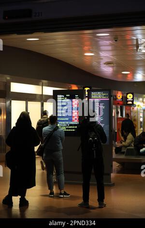 Stockholm, Suède. 18th avril 2023. Les passagers vérifient les horaires électroniques à une gare de Stockholm, en Suède, au 18 avril 2023. Plus de 80 pour cent des trains de banlieue prévus pour les heures de pointe de lundi soir dans la capitale suédoise ont été annulés en raison d'une grève des chauffeurs de train, ont rapporté les médias locaux. POUR ALLER AVEC 'les conducteurs de train de banlieue Stage de grève à Stockholm' crédit: Fang Ming/Xinhua/Alamy Live News Banque D'Images