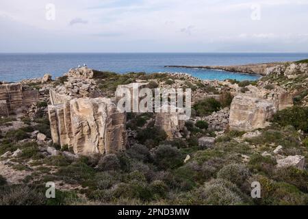 Carrière de tuff dans l'île de Favignana, Sicile, Italie Banque D'Images