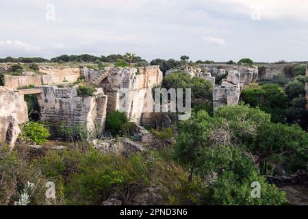 Carrière de tuff dans l'île de Favignana, Sicile, Italie Banque D'Images