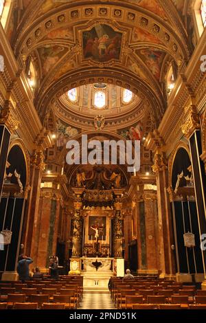 St. La basilique George ou la basilique et la collégiale église paroissiale de Saint George, également connue simplement sous le nom de San Ġorġ en maltais est une église baroque historique située au milieu de Gozo dans la capitale Victoria, la deuxième plus grande île de l'archipel maltais, et est entouré d'un labyrinthe de vieilles ruelles et ruelles étroites. La basilique d'aujourd'hui a été construite entre 1672 et 1678. Banque D'Images