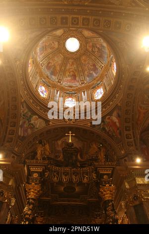 St. La basilique George ou la basilique et la collégiale église paroissiale de Saint George, également connue simplement sous le nom de San Ġorġ en maltais est une église baroque historique située au milieu de Gozo dans la capitale Victoria, la deuxième plus grande île de l'archipel maltais, et est entouré d'un labyrinthe de vieilles ruelles et ruelles étroites. La basilique d'aujourd'hui a été construite entre 1672 et 1678. Banque D'Images