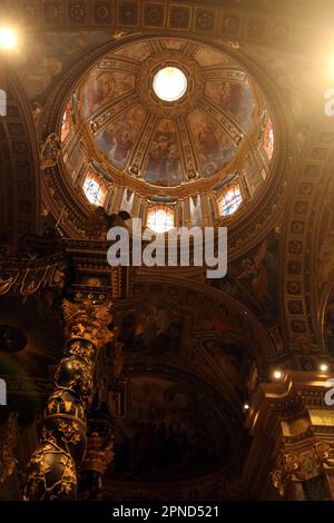 St. La basilique George ou la basilique et la collégiale église paroissiale de Saint George, également connue simplement sous le nom de San Ġorġ en maltais est une église baroque historique située au milieu de Gozo dans la capitale Victoria, la deuxième plus grande île de l'archipel maltais, et est entouré d'un labyrinthe de vieilles ruelles et ruelles étroites. La basilique d'aujourd'hui a été construite entre 1672 et 1678. Banque D'Images