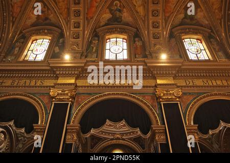 St. La basilique George ou la basilique et la collégiale église paroissiale de Saint George, également connue simplement sous le nom de San Ġorġ en maltais est une église baroque historique située au milieu de Gozo dans la capitale Victoria, la deuxième plus grande île de l'archipel maltais, et est entouré d'un labyrinthe de vieilles ruelles et ruelles étroites. La basilique d'aujourd'hui a été construite entre 1672 et 1678. Banque D'Images