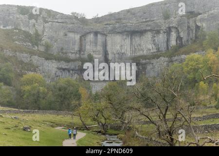 Malham Cove le 20th octobre 2022 à Malham, dans le North Yorkshire, en Angleterre. Crédit : nouvelles SMP Banque D'Images