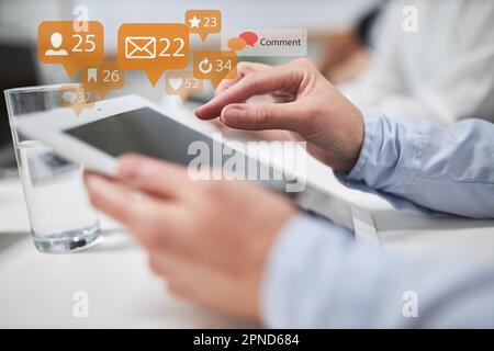 Les mains de l'homme d'affaires tapant sur l'écran tactile de la tablette avec de nombreuses notifications Banque D'Images