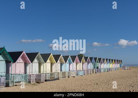 Huttes de plage colorées sur l'île Mersea le 10th octobre 2022 à Essex, Angleterre. Crédit : nouvelles SMP Banque D'Images