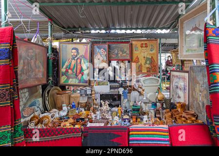 Belgrade, Serbie - 14 janvier 2023: Céramique peintures de verre tapis Antique Stall au marché aux puces de Kalenic. Banque D'Images