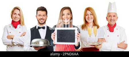 Service amical et personnel de cuisine de la gastronomie avec un tableau de craie vide Banque D'Images