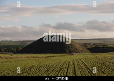 Silbury Hill le 11th novembre 2022 à West Kennett, dans le Wiltshire, en Angleterre. Crédit : nouvelles SMP Banque D'Images