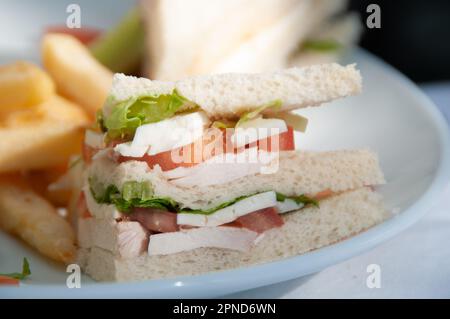 Sandvich au poulet, à l'halloumi et aux légumes servis avec des pommes de terre frites Banque D'Images