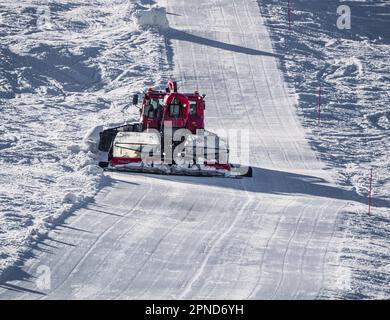 Huez, France - 9 avril 2023 : chat de neige, ratrack PistenBully - machine pour la préparation de la neige en travaillant à l'Alpe d'huez Banque D'Images