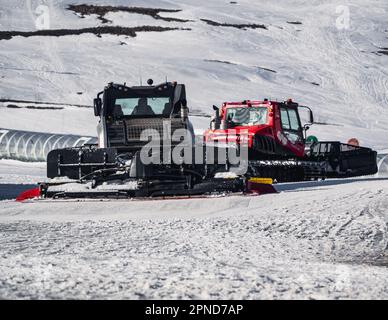 Huez, France - 9 avril 2023 : chat de neige, ratrack PistenBully - machine pour la préparation de la neige en travaillant à l'Alpe d'huez Banque D'Images