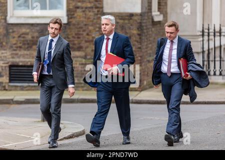 Downing Street, Londres, Royaume-Uni. 18th avril 2023. Le député Steve Barclay, secrétaire d'État à la Santé et aux soins sociaux, assiste à la réunion hebdomadaire du Cabinet au 10 Downing Street. Amanda Rose/Alamy Live News Banque D'Images