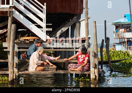 Une famille birmane locale dans une maison palafitte sur pilotis du lac Inle, État de Shan, Myanmar. Banque D'Images