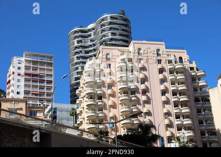 Monte-Carlo, Monaco - 16 avril 2023 : vue depuis le dessous de divers bâtiments et gratte-ciels de style baroque, moderne et 1970s à Monte-Carlo, Monaco, Ontario Banque D'Images