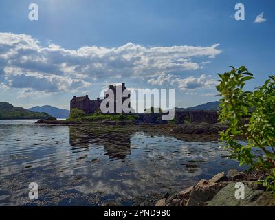 Eilean Donan, Écosse - 05 26 2018 : ancien et historique château eilean donan sur la côte nord de l'Écosse, par une journée ensoleillée avec des reflets dans t Banque D'Images