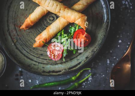 Gros plan de Sigara Boregi turque dorée et croustillante, de délicieux petits pains au fromage, d'une spécialité traditionnelle et d'un en-cas savoureux pour une expérience gastronomique authentique Banque D'Images