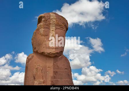 Un monolithe géant à Tiwanaku, un site archéologique précolombien dans l'ouest de la Bolivie. L'un des plus grands sites d'Amérique du Sud. Banque D'Images