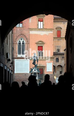 La 'Fontaine de Neptune' sur la 'Piazza del Nettuno' (à côté de 'Piazza Maggiore') dans le fût historique de Bologne, Emilie Romagne, Italie. Banque D'Images