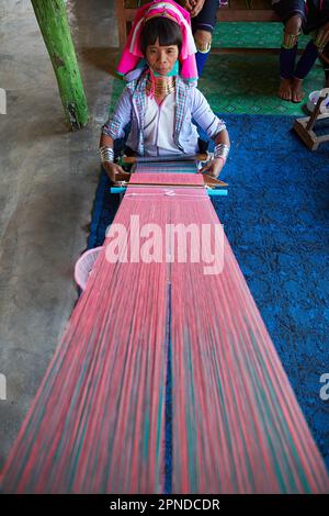 Tisserand de la tribu Kayan Lahwi (Padaung), femme au long cou, dans le lac Inle, État de Shan, Myanmar. Banque D'Images