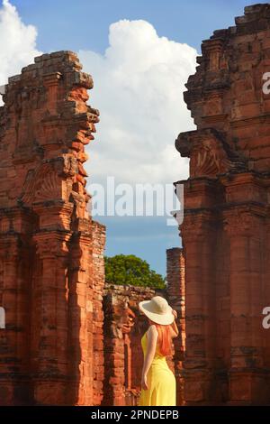 Une fille avec un chapeau à l'intérieur des mini ruines de San Ignacio, Misiones, Argentine. Banque D'Images