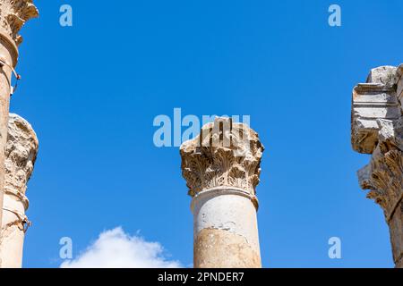 Vue à angle bas d'une colonne romaine contre un ciel bleu à Cuicul-Djemila, Setif, Algérie. Banque D'Images