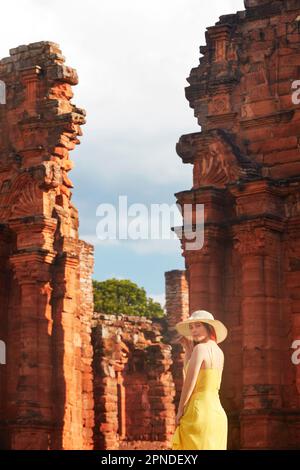 Une fille avec un chapeau à l'intérieur des mini ruines de San Ignacio, Misiones, Argentine. Banque D'Images