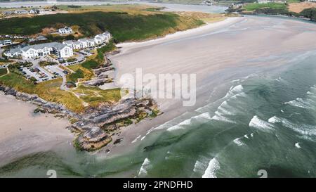 Vue sur une falaise côtière sur la côte atlantique de l'Irlande. Pointe de la Vierge Marie. Inchydoney est une petite île au large de West Cork, en Irlande. La ville la plus proche Banque D'Images