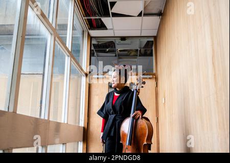 Su-a Lee, le principal violoncelliste du Scottish Chamber Orchestra, se pose dans le bâtiment abandonné qui deviendra le site du future Dunard Center, la première salle de concert Nagata du Royaume-Uni. Crédit: Euan Cherry Banque D'Images