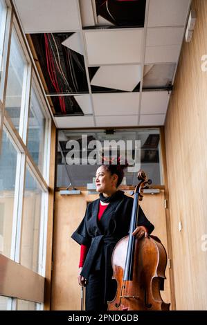 Su-a Lee, le principal violoncelliste du Scottish Chamber Orchestra, se pose dans le bâtiment abandonné qui deviendra le site du future Dunard Center, la première salle de concert Nagata du Royaume-Uni. Crédit: Euan Cherry Banque D'Images