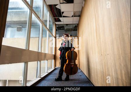 Su-a Lee, le principal violoncelliste du Scottish Chamber Orchestra, se pose dans le bâtiment abandonné qui deviendra le site du future Dunard Center, la première salle de concert Nagata du Royaume-Uni. Crédit: Euan Cherry Banque D'Images