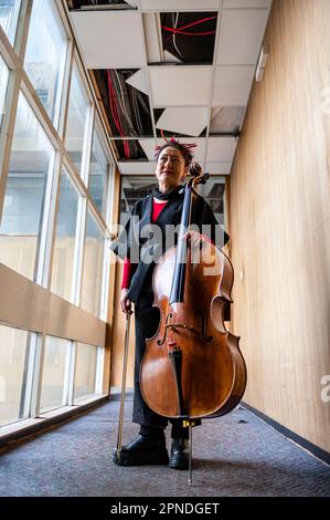 Su-a Lee, le principal violoncelliste du Scottish Chamber Orchestra, se pose dans le bâtiment abandonné qui deviendra le site du future Dunard Center, la première salle de concert Nagata du Royaume-Uni. Crédit: Euan Cherry Banque D'Images