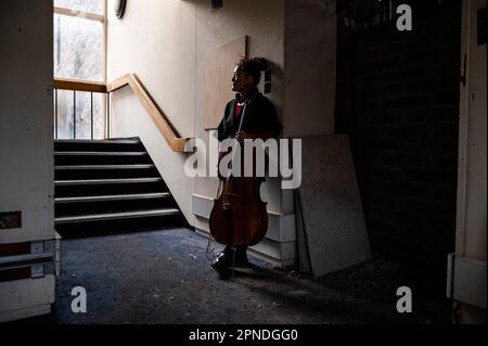 Su-a Lee, le principal violoncelliste du Scottish Chamber Orchestra, se pose dans le bâtiment abandonné qui deviendra le site du future Dunard Center, la première salle de concert Nagata du Royaume-Uni. Crédit: Euan Cherry Banque D'Images