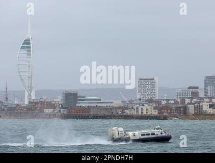 Solent Flyer Hovercraft arrivant à Portsmouth. Banque D'Images