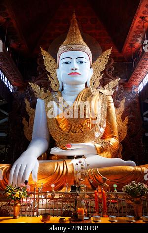 Statue de Bouddha géant de la pagode Ngahtatgyi, Yangon, Myanmar. Banque D'Images