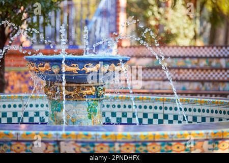 Détail d'une fontaine décorée dans le style andalou à l'intérieur du 'patio Andaluz' du 'jardin Rosedal', Palermo Woods, Buenos Aires, Argentine. Banque D'Images