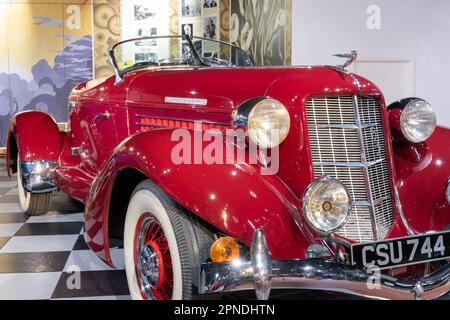 Sparkford.Somerset.United Kingdom.26 mars 2023.an Auburn 852, vedette de la queue de bateau surchargée de 1936, est en spectacle au musée de l'automobile de Haynes Banque D'Images