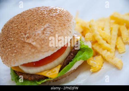 Hamburger double servi avec des chips de pommes de terre Banque D'Images