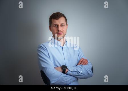 Bon : un homme d'affaires d'âge moyen qui a l'air d'avoir les bras croisés Banque D'Images