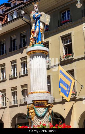 Moses Fountain (Mosesbrunnen) est une fontaine située sur Munsterplatz dans la vieille ville de Berne, en Suisse. Figure de Moïse tenant dix Commandements Banque D'Images